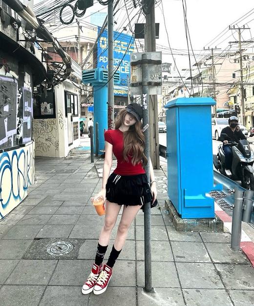 点此购买 Alo夏季女士多巴胺龙骨正肩短袖T恤 ggd 311790 商品图8