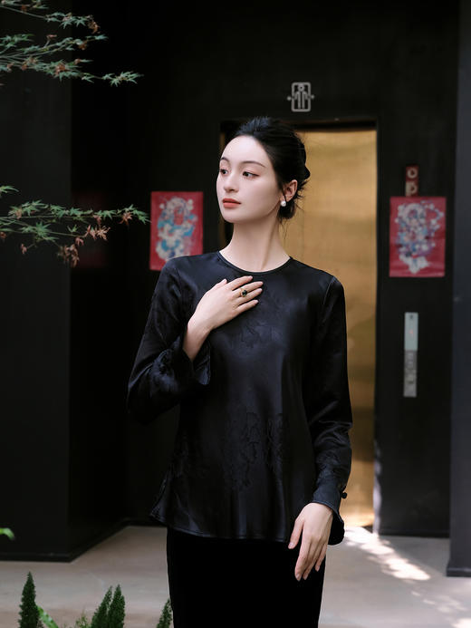盛唐婧 |真丝牡丹提花修身国风上衣-黑色 商品图0
