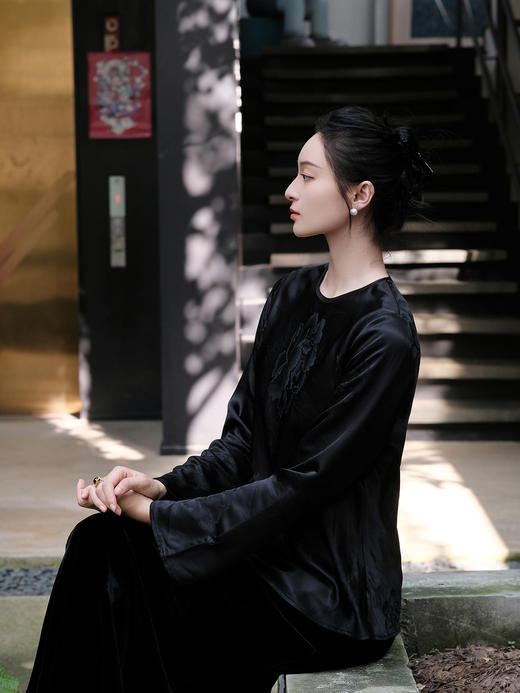 盛唐婧 |真丝牡丹提花修身国风上衣-黑色 商品图4