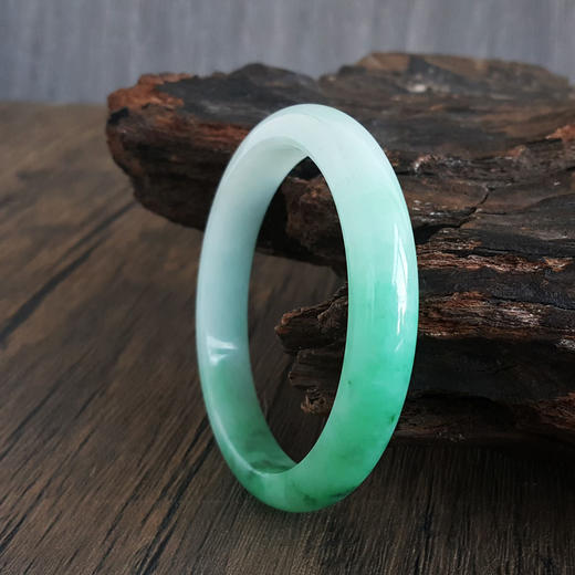 【天然正品】收藏级天然细腻无纹裂糯种白底飘阳绿56.5号翡翠手镯女士现售价：12800！130325AH33 商品图2