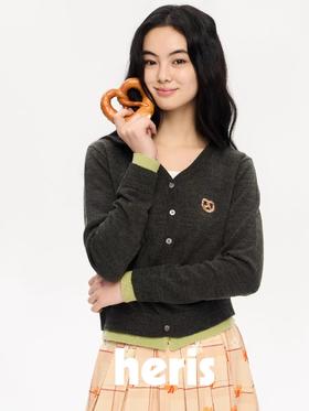 heris/H51102/碱水结刺绣 气质V领撞色假两件羊毛开衫