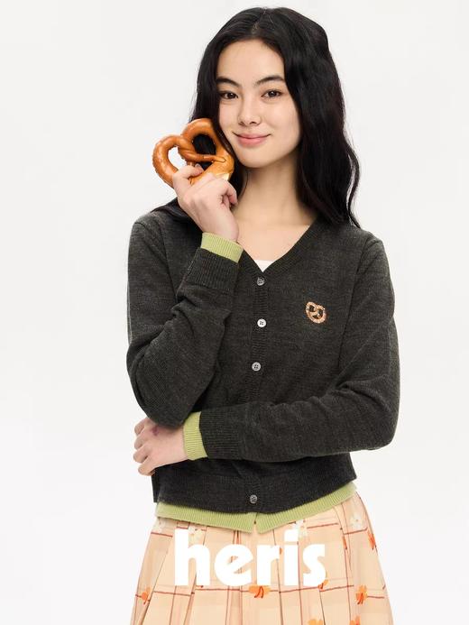 heris/H51102/碱水结刺绣 气质V领撞色假两件羊毛开衫 商品图0
