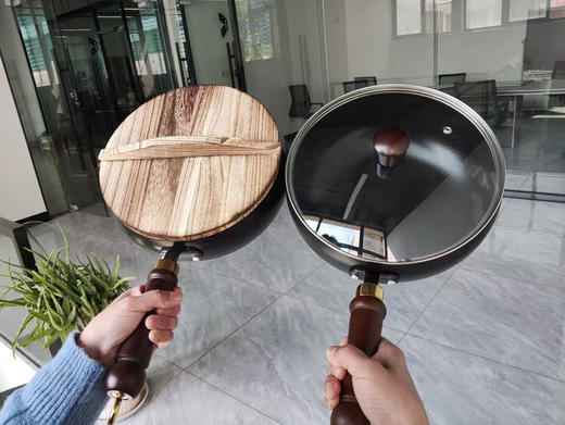 【一锤好铁大肚锅】12小时窒化工艺 无生锈烦恼 锅重1.3kg 无需开锅 到手清洗一下即可用 
两个尺寸，24cm特价79元，28cm特价99
原价都要200➕，数量不多 商品图1