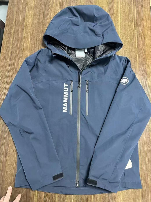 正品猛犸象冲锋衣 全防水拉链 全压胶有内衬 两色
尺码m~XxL 现货发 商品图1