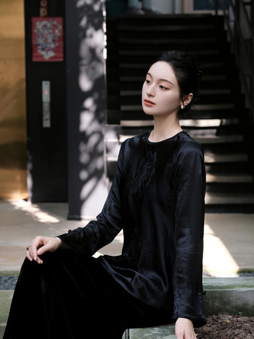 盛唐婧 |真丝牡丹提花修身国风上衣-黑色 商品图3