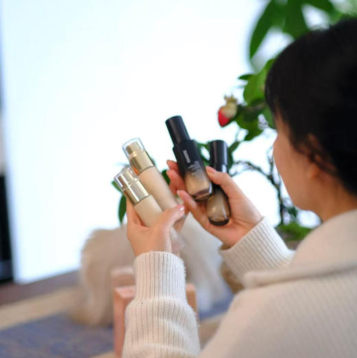 唐老师实验室出品粉底液，春季焕妆，匠心打磨研发的，轻薄透气光感粉底液，水润服帖不卡粉，越用越自然， 妆养合一，呵护肌肤屏障，愿新的一年美出新模样💗 商品图4