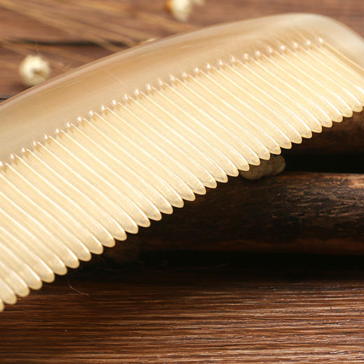 【柔顺秀发❗️手工牛角梳】采用10年以上的角质为原料，不挂发不伤发，防静电美发梳，按摩梳白绵纯羊角梳细齿L 商品图4