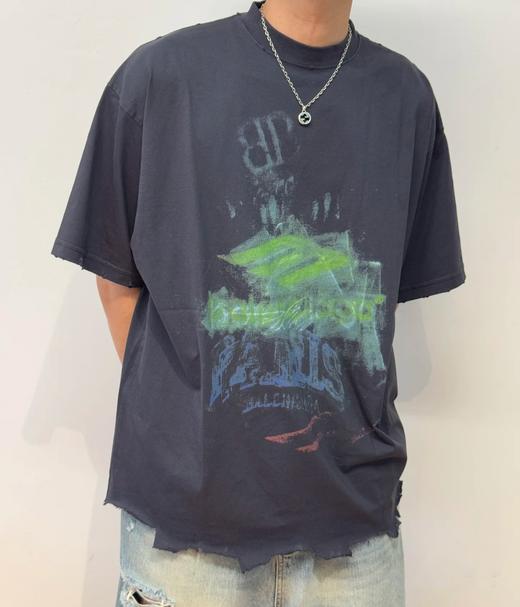 点此购买 巴黎世家男女款直喷洗水磨烂破坏做旧下摆手工打磨短袖T恤 LL 311831 商品图0