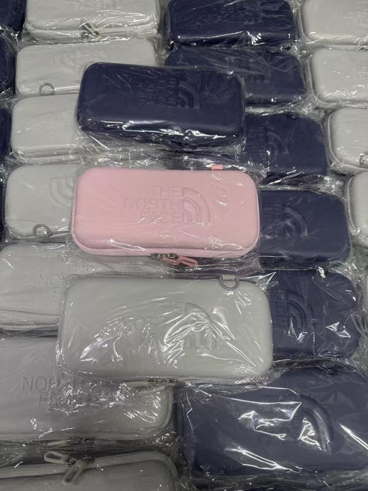 外贸原单正品北面工具盒，文具盒，收纳盒。
三个色，数量不多。 商品图0