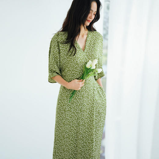 褶皱肌理小碎花V领连衣裙，美到犯规温柔到骨子里的氛围感穿搭~ 商品图11