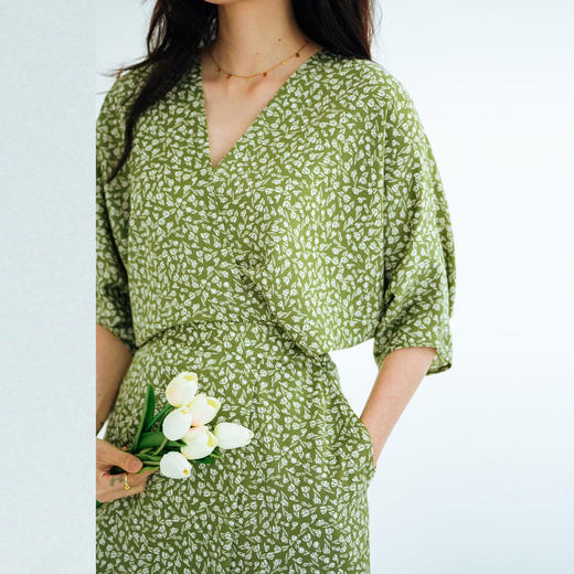 褶皱肌理小碎花V领连衣裙，美到犯规温柔到骨子里的氛围感穿搭~ 商品图10