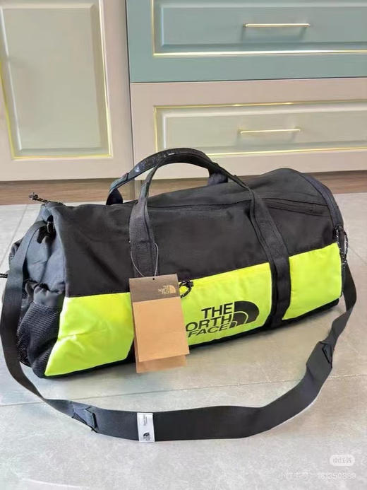 正品韩单THE NORTH FACE/北面男女手提斜跨衣物包行李袋实用防水旅行耐用旅行包
四个色，尺寸：53.5*23*33cm
代购500➕ 商品图6