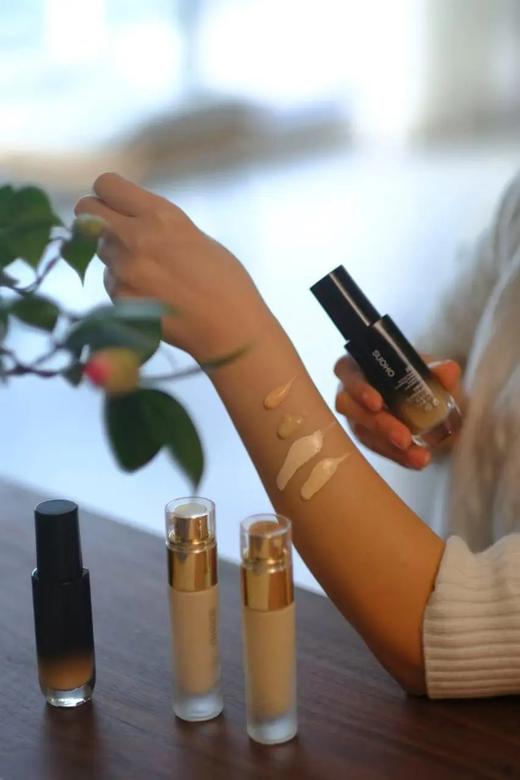 【干性皮肤/混油皮】光感无暇润泽裸感粉底液 滋润不假白 很服帖 加送土豆泥卸妆膏小样 商品图1