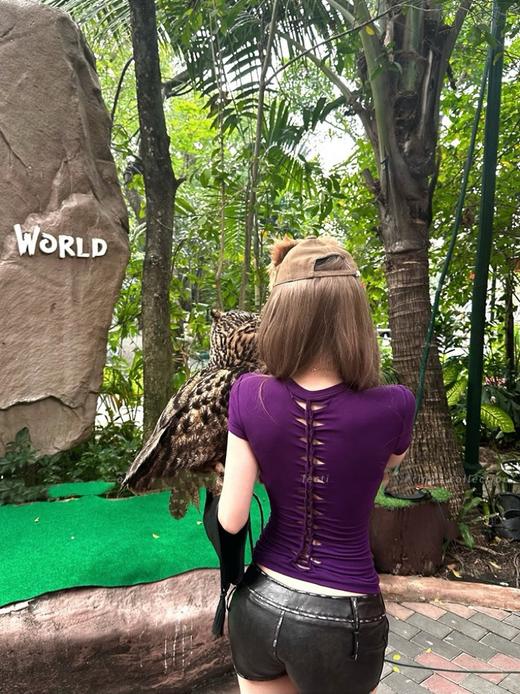 点此购买 Alo夏季女士多巴胺龙骨正肩短袖T恤 ggd 311790 商品图7