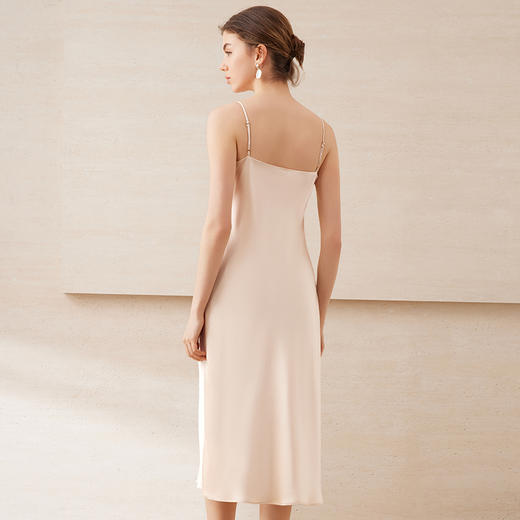 EITIE爱特爱夏新款气质显瘦修身时尚吊带连衣裙7707422 商品图4