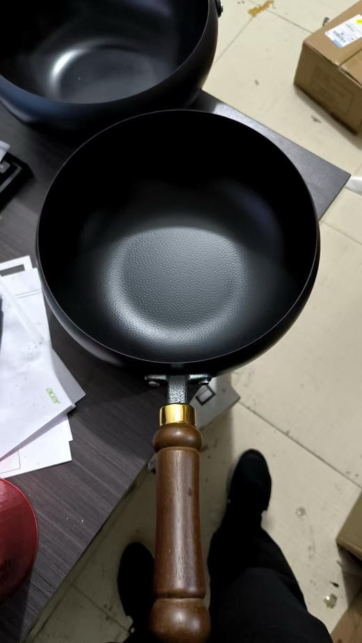 【一锤好铁大肚锅】12小时窒化工艺 无生锈烦恼 锅重1.3kg 无需开锅 到手清洗一下即可用 
两个尺寸，24cm特价79元，28cm特价99
原价都要200➕，数量不多 商品图12
