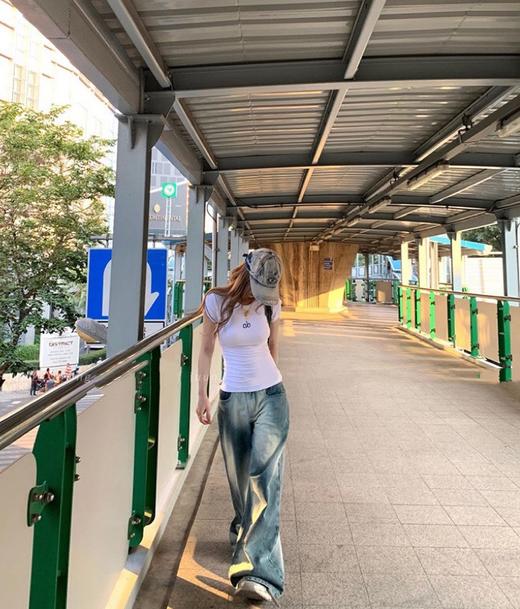 点此购买 Alo夏季女士多巴胺龙骨正肩短袖T恤 ggd 311790 商品图10