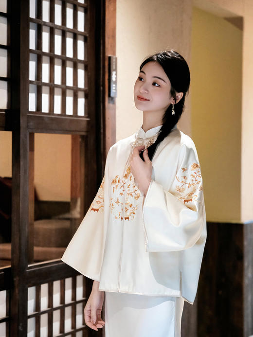 盛唐牡丹 |吉祥宝瓶团纹对襟外套-米黄 商品图1