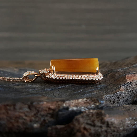 【天然正品】A货翡翠AU750收藏级玫瑰金豪镶钻镶天然糯种平安无事牌黄翡吊坠项链41.7*17.4*12.4MM（皆取最大值）女士现售价：18800！120325XY15 商品图5