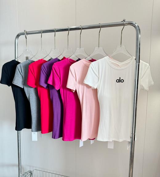 点此购买 Alo夏季女士多巴胺龙骨正肩短袖T恤 ggd 311790 商品图0