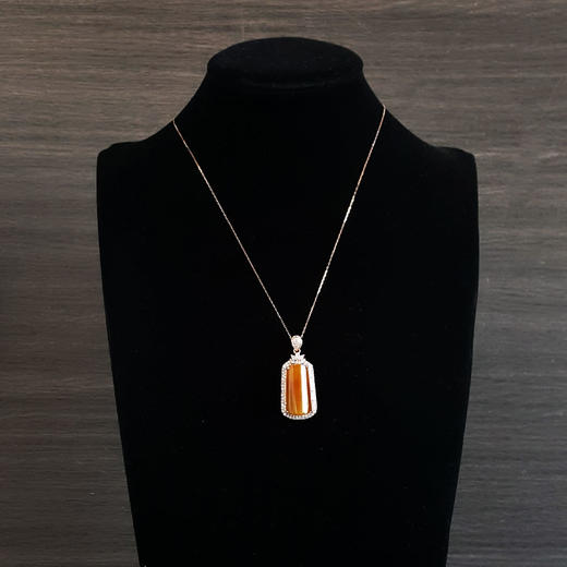 【天然正品】A货翡翠AU750收藏级玫瑰金豪镶钻镶天然糯种平安无事牌黄翡吊坠项链41.7*17.4*12.4MM（皆取最大值）女士现售价：18800！120325XY15 商品图8