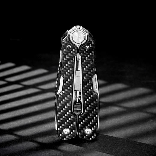 瑞士科技 SWISS+TECH 玄龟9合1伸缩碳纤维手柄工具钳-分销 商品图1