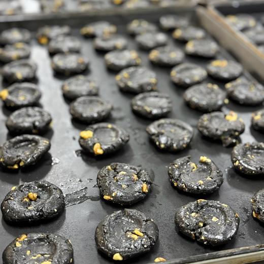 【真核桃酥（黑芝麻酱口味）】酥松香浓，核桃仁的脆香与黑芝麻酱的细腻完美融合，入口即化，满口留香！纯手工制作，轻烘慢焙，每一块都酥到掉渣！规格：2盒装（300克/盒，10个装） 商品图4