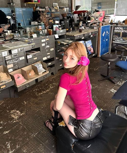 点此购买 Alo夏季女士多巴胺龙骨正肩短袖T恤 ggd 311790 商品图6