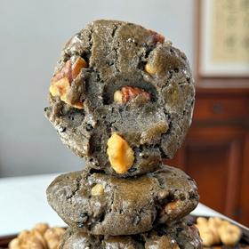 【真核桃酥（黑芝麻酱口味）】酥松香浓，核桃仁的脆香与黑芝麻酱的细腻完美融合，入口即化，满口留香！纯手工制作，轻烘慢焙，每一块都酥到掉渣！规格：2盒装（300克/盒，10个装）
