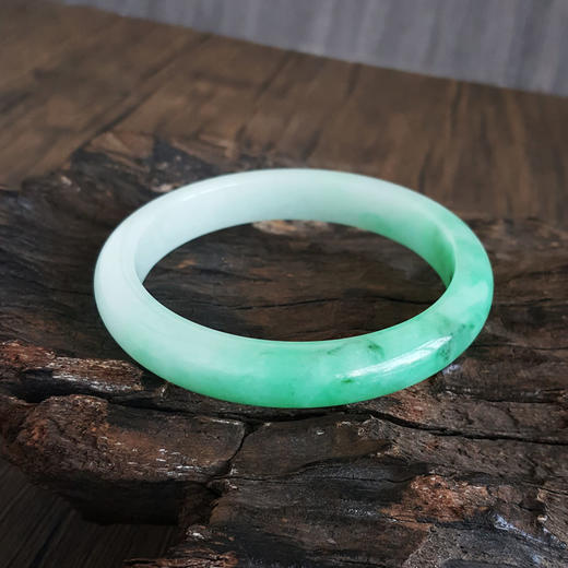 【天然正品】收藏级天然细腻无纹裂糯种白底飘阳绿56.5号翡翠手镯女士现售价：12800！130325AH33 商品图6