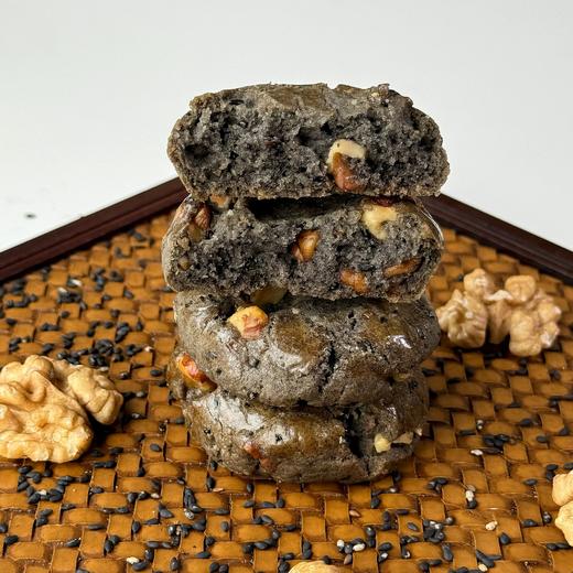 【真核桃酥（黑芝麻酱口味）】酥松香浓，核桃仁的脆香与黑芝麻酱的细腻完美融合，入口即化，满口留香！纯手工制作，轻烘慢焙，每一块都酥到掉渣！规格：2盒装（300克/盒，10个装） 商品图3