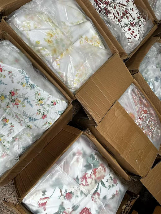 原单正品拉夫劳伦100%纯棉毛巾。花色20多个，好多都没拍到的，每个都好看，美美的田园风风格。尺寸72×42
全部原箱卖完无补！拼手速
官网售价26.99美金一条，现特价69四条包邮，颜色随机 商品图4