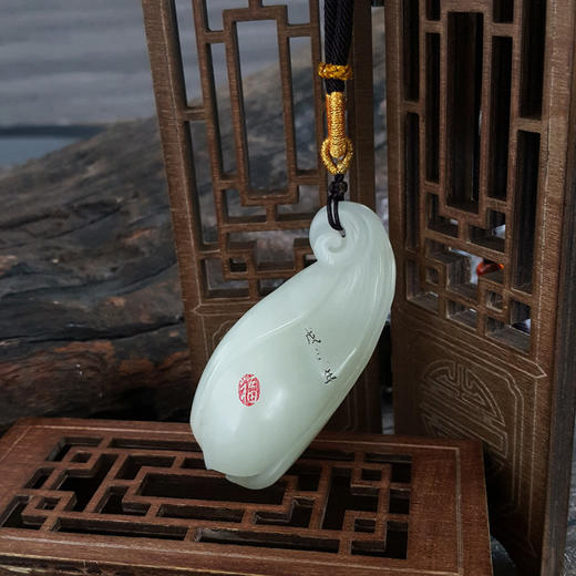 【天然正品】天然细腻油润度佳新疆料雕白玉兰花和田玉吊坠59.4*25.5*21.7MM（皆取最大值）中性款现售价：880特价!120325XY12 商品图7