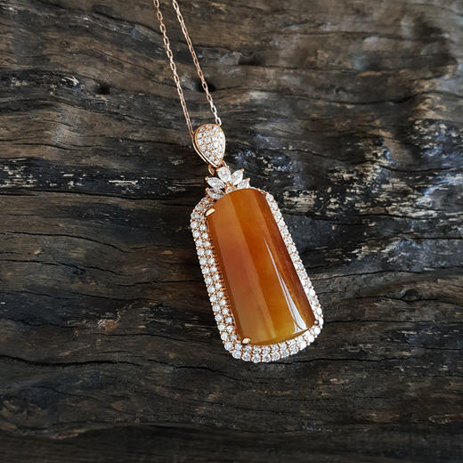 【天然正品】A货翡翠AU750收藏级玫瑰金豪镶钻镶天然糯种平安无事牌黄翡吊坠项链41.7*17.4*12.4MM（皆取最大值）女士现售价：18800！120325XY15 商品图2