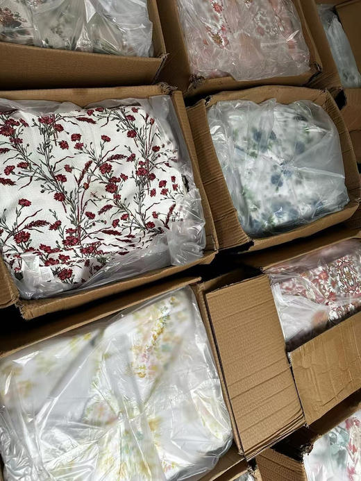 原单正品拉夫劳伦100%纯棉毛巾。花色20多个，好多都没拍到的，每个都好看，美美的田园风风格。尺寸72×42
全部原箱卖完无补！拼手速
官网售价26.99美金一条，现特价69四条包邮，颜色随机 商品图2