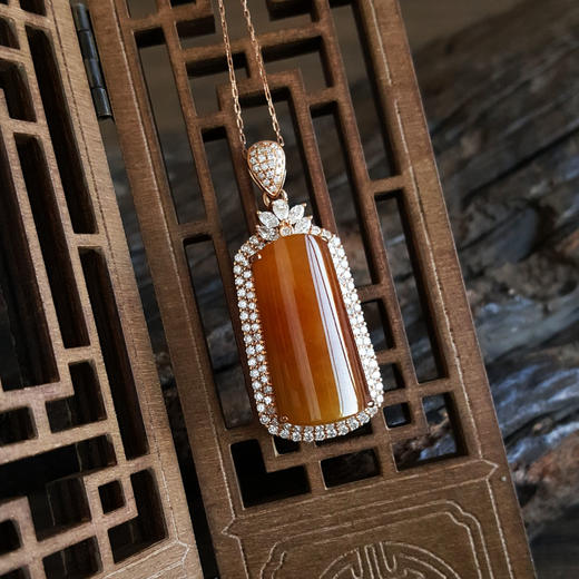 【天然正品】A货翡翠AU750收藏级玫瑰金豪镶钻镶天然糯种平安无事牌黄翡吊坠项链41.7*17.4*12.4MM（皆取最大值）女士现售价：18800！120325XY15 商品图6