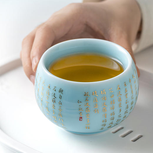 【弘一心经入杯盏，道尽禅机揽福气】青白瓷弘一心经杯 徐建勇大师签章，堆金工艺 触感立体 迎光透亮，精美包装 gao端豪礼 商品图4