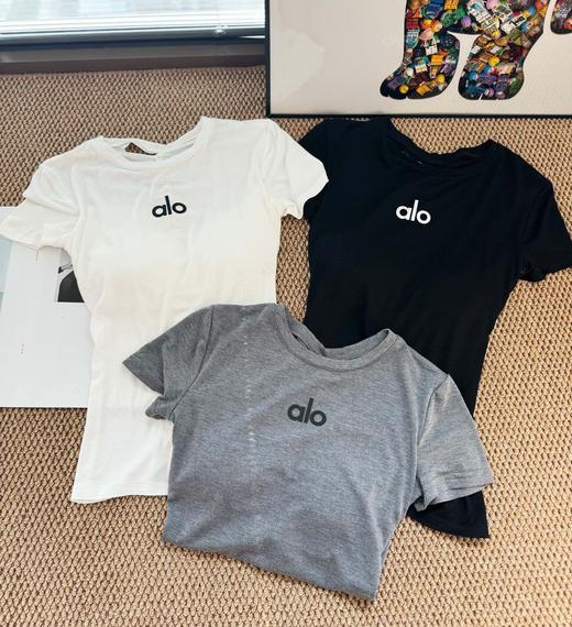 点此购买 Alo夏季女士多巴胺龙骨正肩短袖T恤 ggd 311790 商品图12