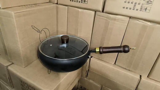 【一锤好铁大肚锅】12小时窒化工艺 无生锈烦恼 锅重1.3kg 无需开锅 到手清洗一下即可用 
两个尺寸，24cm特价79元，28cm特价99
原价都要200➕，数量不多 商品图11