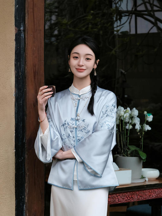 盛唐牡丹 |吉祥宝瓶团纹对襟外套-月白蓝 商品图1