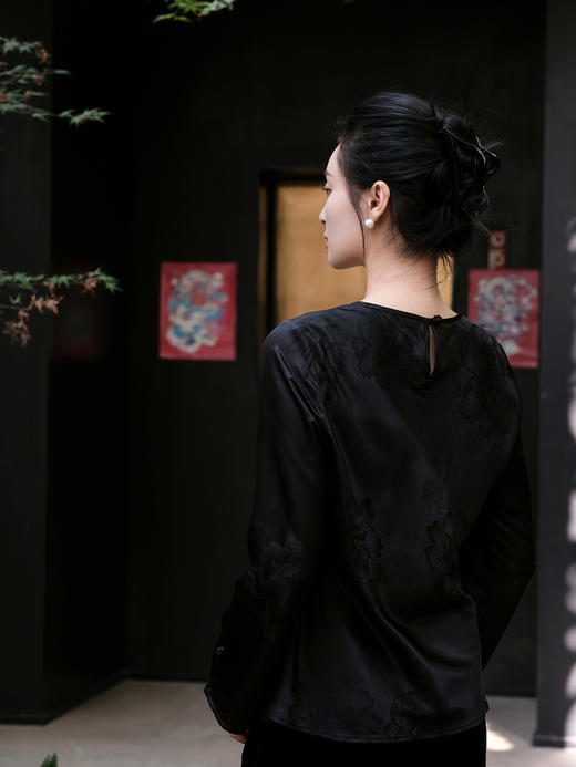 盛唐婧 |真丝牡丹提花修身国风上衣-黑色 商品图5