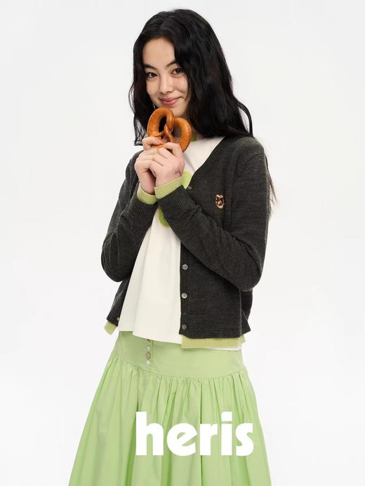 heris/H51102/碱水结刺绣 气质V领撞色假两件羊毛开衫 商品图2