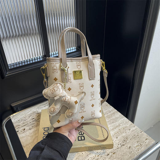 【小众设计感❗️复古小熊单肩斜挎包】顺滑长肩带，百搭不挑人，创意公仔挂件，元气满满活力四射！手拎上班手机包女士包包新款潮时尚女 商品图2