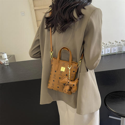 【小众设计感❗️复古小熊单肩斜挎包】顺滑长肩带，百搭不挑人，创意公仔挂件，元气满满活力四射！手拎上班手机包女士包包新款潮时尚女 商品图4