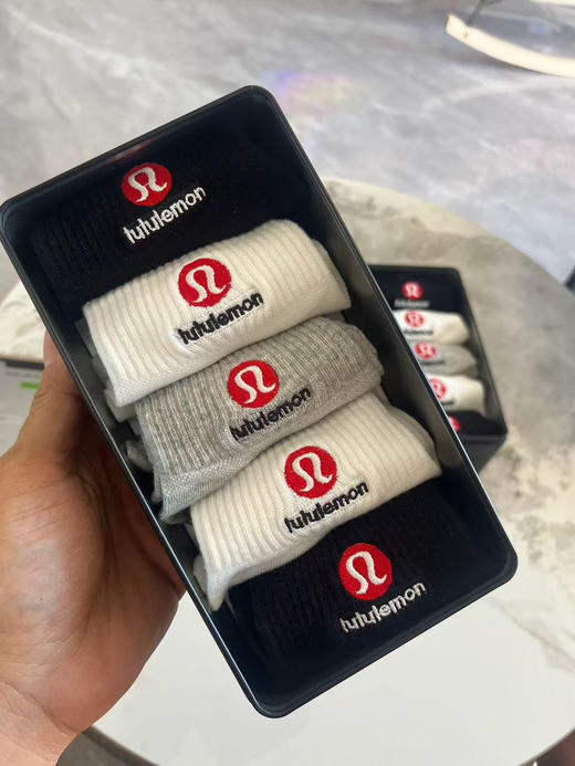 一盒5双装，外贸原单正品露露棉袜。高档铁盒装，两白➕两黑➕一灰，男女同款尺码36-45 商品图2