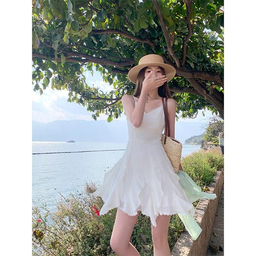 <曾小咸推荐>设计感不规则收腰浅杏色吊带连衣裙 商品图1