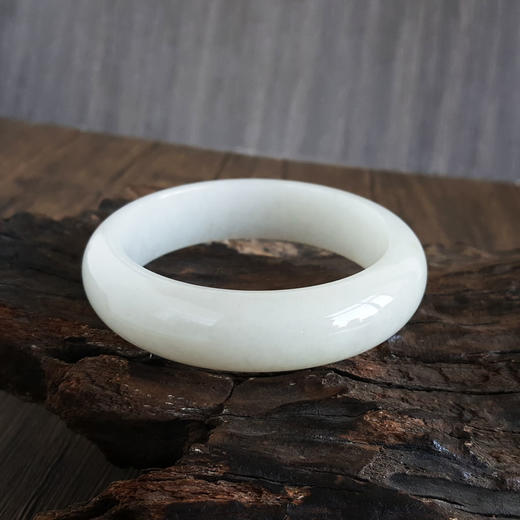 【天然正品】天然正桩细腻无纹裂糯种60号翡翠手镯271224JJ04 现售价：3380 商品图5