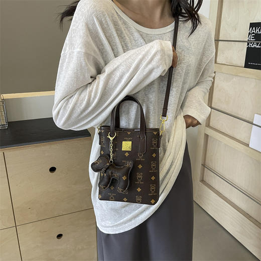 【小众设计感❗️复古小熊单肩斜挎包】顺滑长肩带，百搭不挑人，创意公仔挂件，元气满满活力四射！手拎上班手机包女士包包新款潮时尚女 商品图5