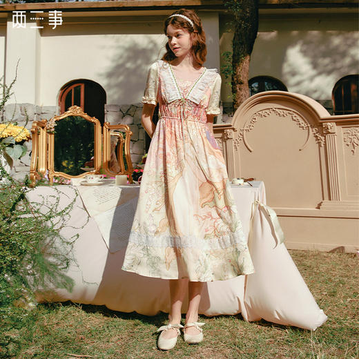 两三事占梦绮罗2025春季新款公主风蕾丝荷叶边v领印花高腰连衣裙 商品图0