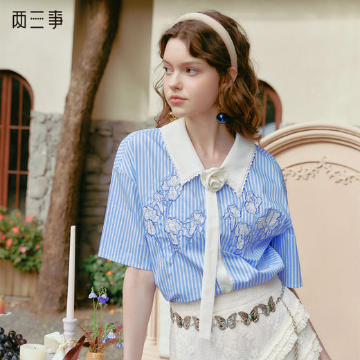 两三事 风信与海 2025春季新款小清新花朵领带绣花蓝白条纹衬衫女 商品图0